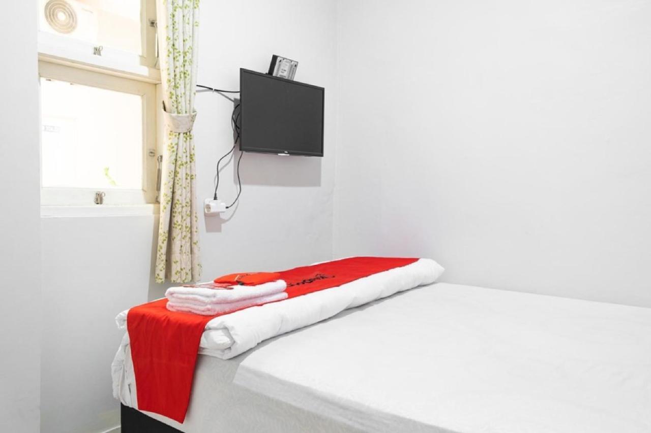 Hotel Reddoorz Syariah Near Grand Kota Bintang à Bekasi Extérieur photo