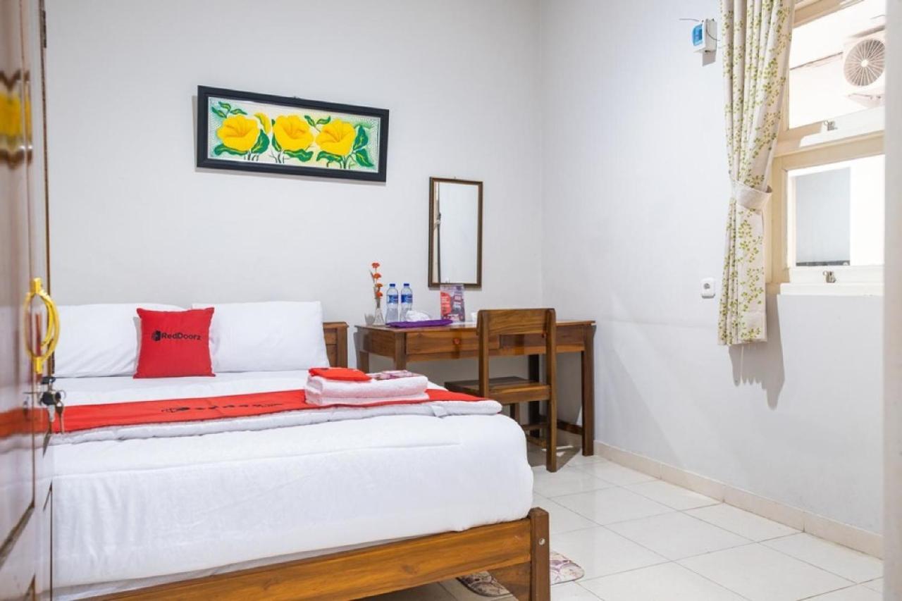 Hotel Reddoorz Syariah Near Grand Kota Bintang à Bekasi Extérieur photo